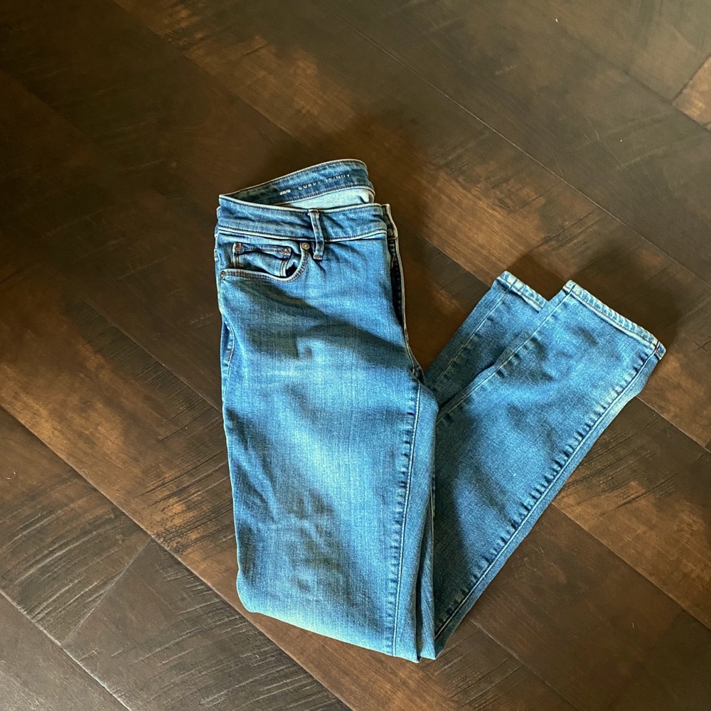 Curvy straight blue jeans